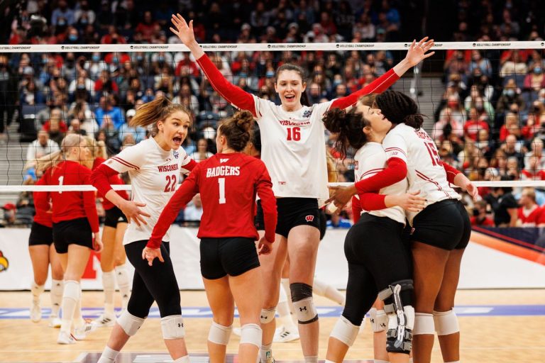 Wisconsin volleyball team leaked : Police are investigating after ‘private photos’ of the Wisconsin women’s(2021)